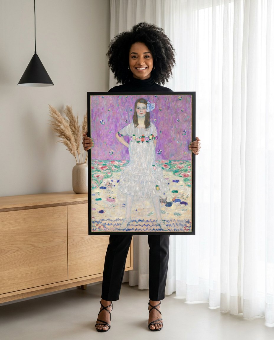 Quadro Decorativo Ritmo de Cores e Emoções - Gustav Klimt | modelo apresentando o quadro emoldurado