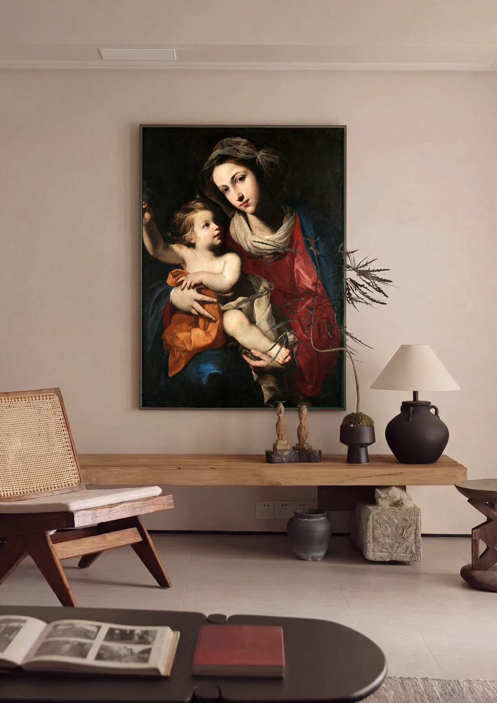 Pintura a óleo "Madonna col Bambino" de Massimo Stanzione, retratando a Virgem Maria com o Menino Jesus em seus braços, ambos olhando para o observador com expressões serenas. Maria veste um manto vermelho e azul com um véu, e o Menino Jesus está envolto em um tecido laranja. O fundo é escuro.