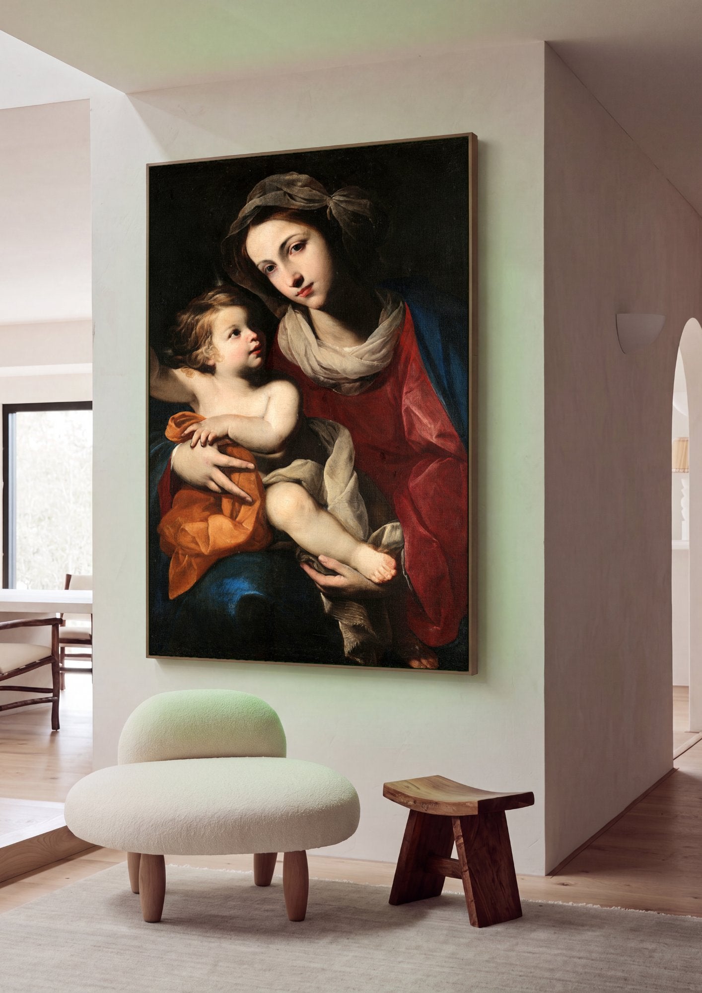 Pintura a óleo "Madonna col Bambino" de Massimo Stanzione, retratando a Virgem Maria com o Menino Jesus em seus braços, ambos olhando para o observador com expressões serenas. Maria veste um manto vermelho e azul com um véu, e o Menino Jesus está envolto em um tecido laranja. O fundo é escuro.