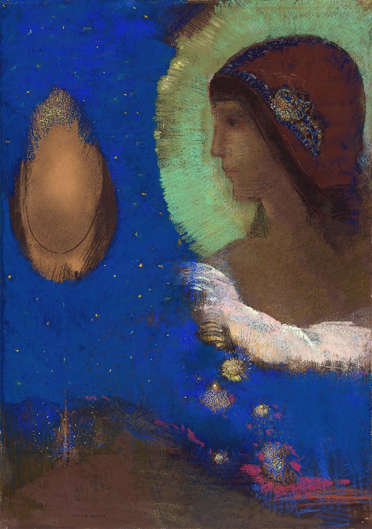 Quadro decorativo 'A Meditação' de Odilon Redon. Uma figura feminina de perfil, com véu e touca vermelha adornada, emerge de um fundo azul escuro com brilhos dourados. Um halo luminoso esverdeado envolve sua cabeça. À esquerda, uma forma oval em tom marrom-alaranjado paira no ar. As mãos da figura seguram pequenas esferas douradas que flutuam no azul.