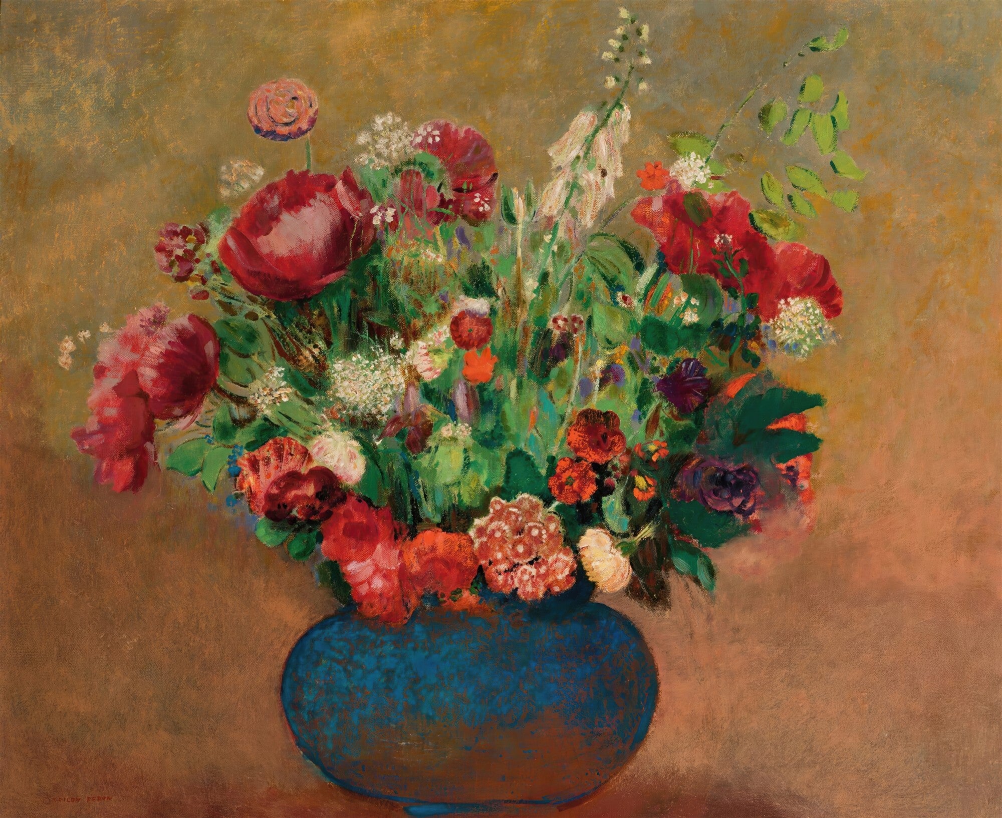 Quadro decorativo mostrando um vaso azul escuro repleto de um arranjo floral vibrante em tons de vermelho, rosa, branco e verde, sobre um fundo em tons terrosos. A pintura é atribuída a Odilon Redon.