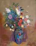Quadro decorativo Vaso de Flores de Odilon Redon, vibrante e etéreo. Exibe um arranjo floral colorido em um vaso azul escuro, com tons de vermelho, branco, rosa e amarelo, sobre um fundo neutro com borboletas sutis. Detalhes em pastel e carvão.