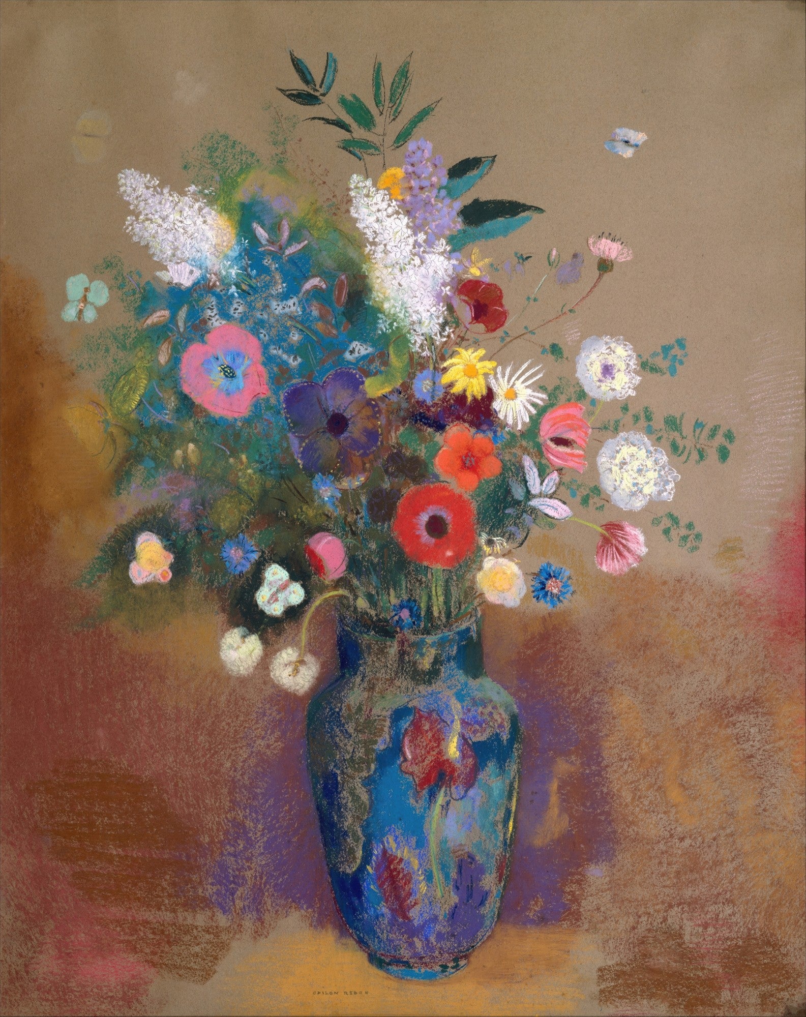 Quadro decorativo Vaso de Flores de Odilon Redon, vibrante e etéreo. Exibe um arranjo floral colorido em um vaso azul escuro, com tons de vermelho, branco, rosa e amarelo, sobre um fundo neutro com borboletas sutis. Detalhes em pastel e carvão.
