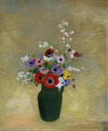 Quadro decorativo 'Vaso de Anêmonas' de Odilon Redon, apresentando um jarro verde escuro com um arranjo de anêmonas vibrantes em tons de vermelho, rosa, roxo, amarelo e branco, com pequenos raminhos de flores brancas. O fundo é de um tom ocre dourado com textura sutil. A obra transmite uma sensação de delicadeza e sonho.