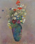 Quadro decorativo de um vaso de flores vibrantes e coloridas, com margaridas, papoulas vermelhas e outras flores silvestres, em um vaso azul-esverdeado sobre um fundo neutro. Obra atribuída a Odilon Redon.