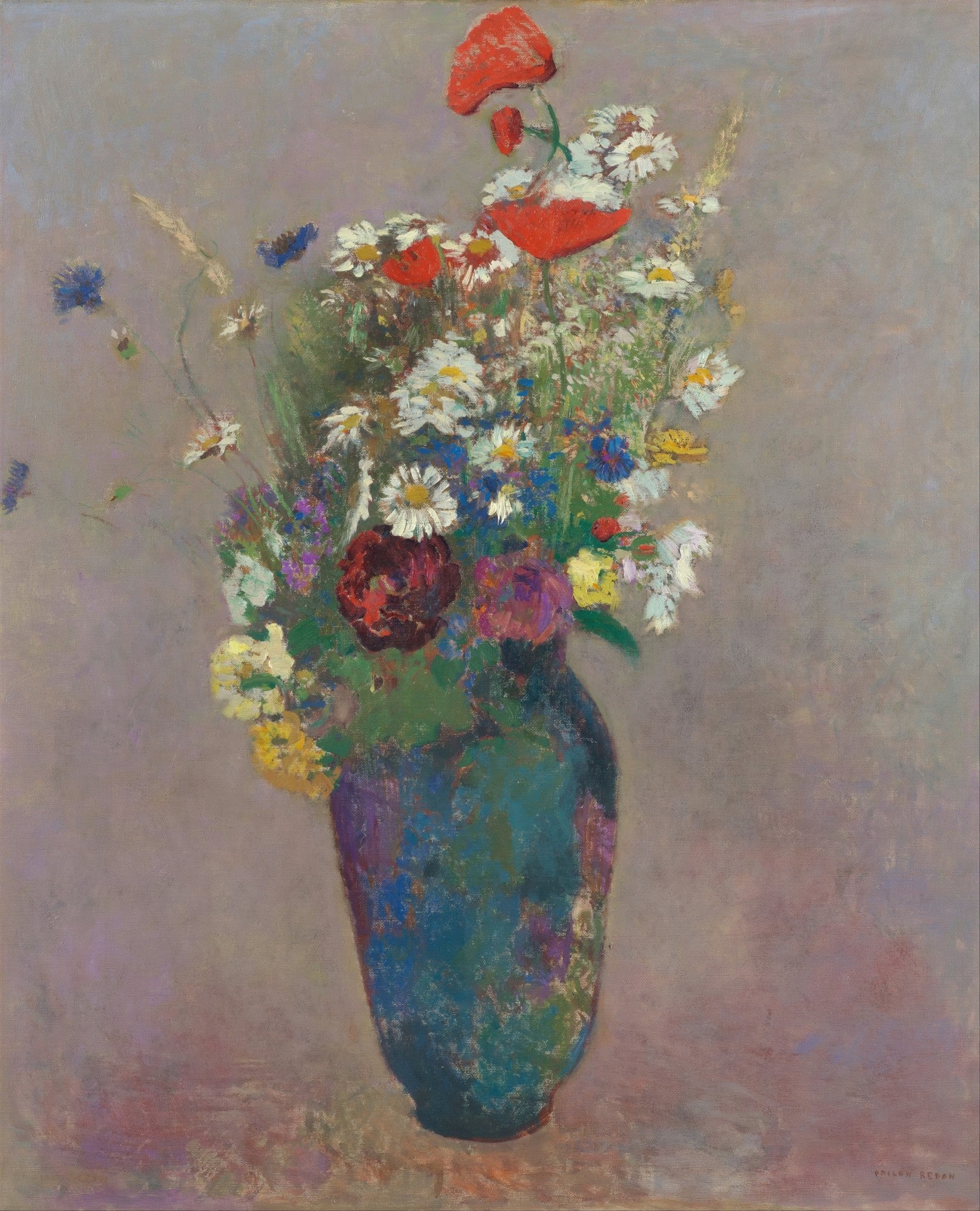 Quadro decorativo de um vaso de flores vibrantes e coloridas, com margaridas, papoulas vermelhas e outras flores silvestres, em um vaso azul-esverdeado sobre um fundo neutro. Obra atribuída a Odilon Redon.