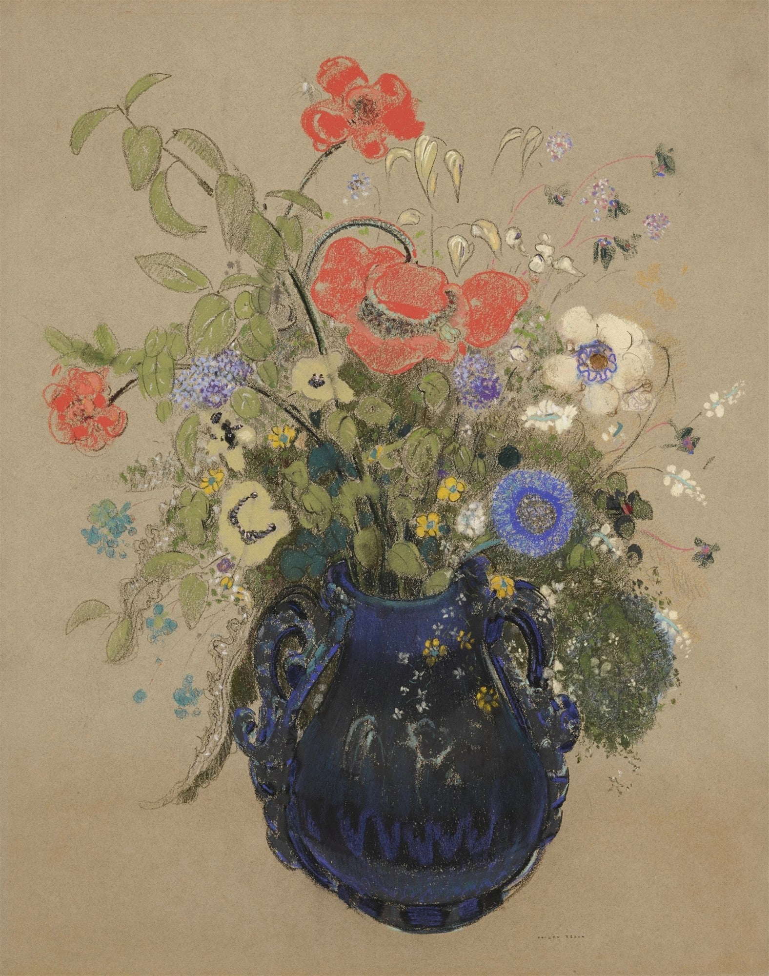 Quadro decorativo com um vaso de flores de Odilon Redon, apresentando um arranjo vibrante de papoulas vermelhas e outras flores em tons de azul, branco e amarelo, dispostas em um vaso azul escuro ornamentado, sobre um fundo neutro. A técnica pastel confere suavidade e profundidade.