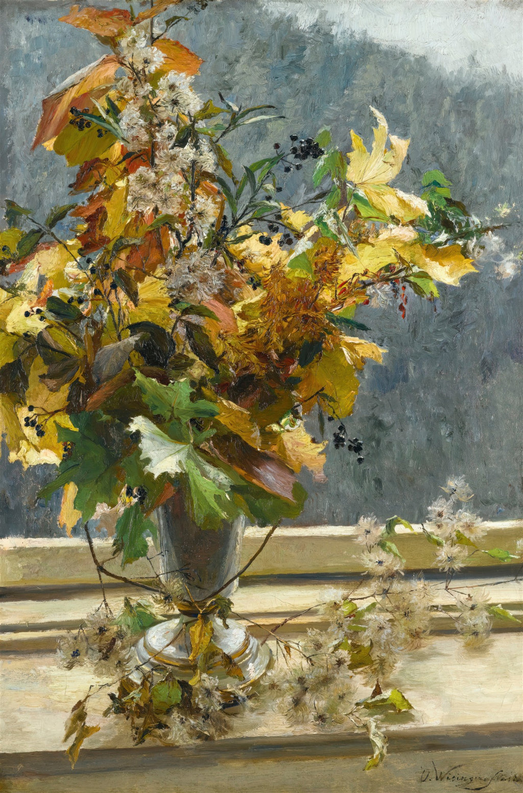 Quadro decorativo com um vaso de metal contendo um arranjo vibrante de folhas de outono em tons de amarelo, laranja e verde, com algumas flores brancas e frutos escuros, sobre um parapeito de janela de madeira clara e fundo cinza-azulado.