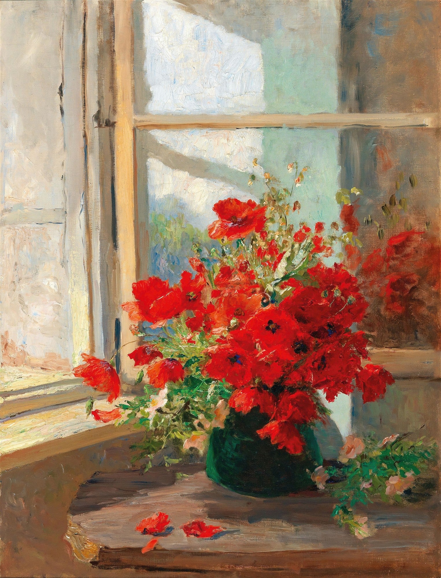 Quadro decorativo de um vaso com papoulas vermelhas vibrantes à beira de uma janela, com luz solar entrando e iluminando as flores e a mesa de madeira.