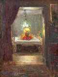 Quadro a óleo de Olga Wisinger-Florian 'Interior com Mesa Posta', mostrando uma sala aconchegante com uma mesa iluminada por um abajur e decorada com flores, vista através de uma porta.