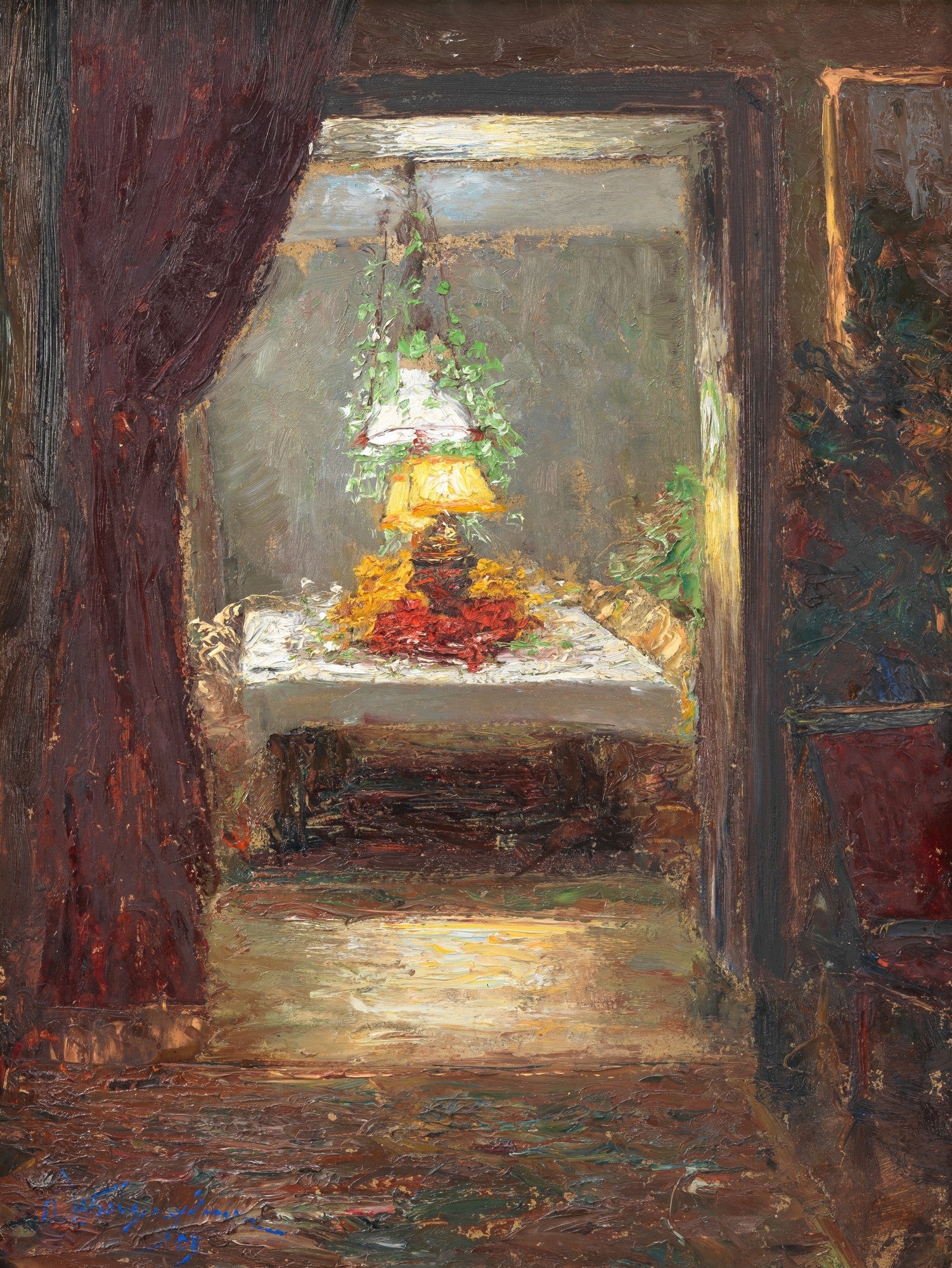 Quadro a óleo de Olga Wisinger-Florian 'Interior com Mesa Posta', mostrando uma sala aconchegante com uma mesa iluminada por um abajur e decorada com flores, vista através de uma porta.