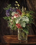 Quadro decorativo de um buquê de flores vibrante em um vaso de vidro, com fundo escuro e uma mesa de madeira. Flores em tons de roxo, vermelho, branco e folhas verdes e prateadas.