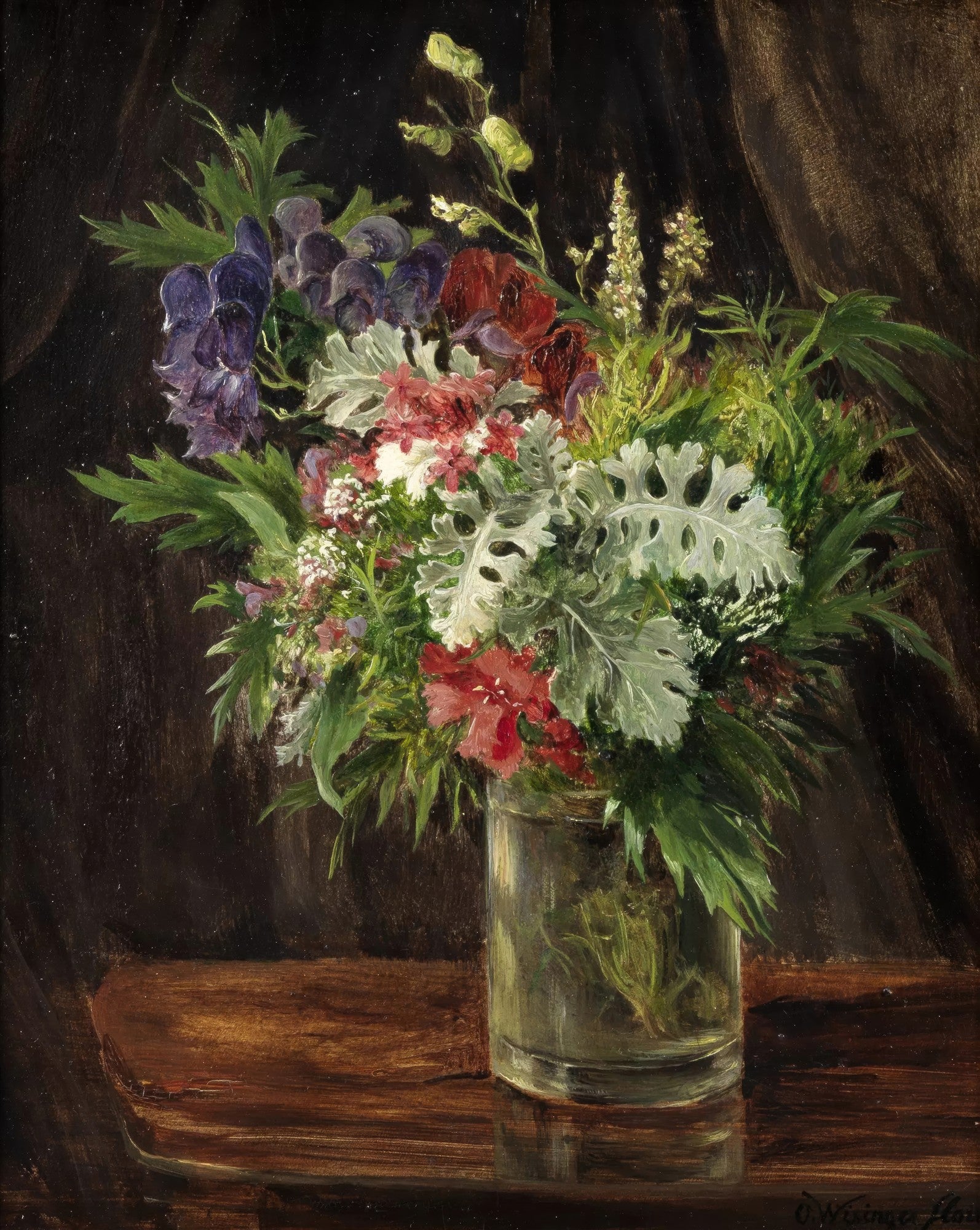 Quadro decorativo de um buquê de flores vibrante em um vaso de vidro, com fundo escuro e uma mesa de madeira. Flores em tons de roxo, vermelho, branco e folhas verdes e prateadas.