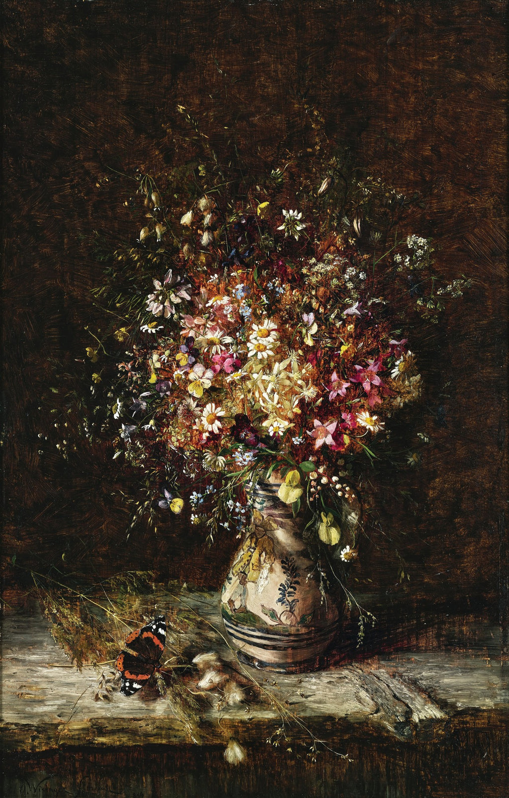 Quadro decorativo com um vaso rústico cheio de flores silvestres coloridas, como margaridas, e uma borboleta vermelha e preta pousada na base, sobre um fundo escuro e texturizado.
