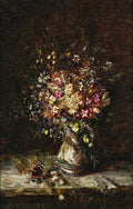 Quadro decorativo com um vaso rústico cheio de flores silvestres coloridas, como margaridas, e uma borboleta vermelha e preta pousada na base, sobre um fundo escuro e texturizado.