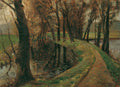 Pintura a óleo de Olga Wisinger-Florian intitulada 'Weg im Wald', mostrando um caminho sinuoso através de uma floresta densa com árvores de troncos grossos e folhagem outonal, em tons de verde, marrom e ocre, com um riacho refletindo a luz e um campo verde ao fundo.