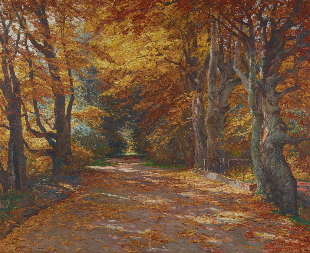 Quadro de Olga Wisinger-Florian retratando um caminho em uma alameda no outono, com árvores altas e folhas douradas e alaranjadas cobrindo o chão.