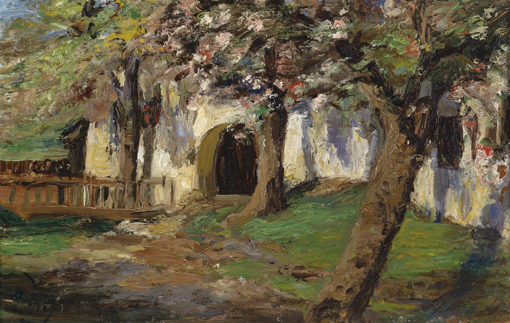 Pintura a óleo de 'A Entrada da Casa' por Olga Wisinger-Florian, mostrando uma paisagem rural com uma casa parcialmente visível atrás de árvores frondosas e floridas com pinceladas espessas e vibrantes de verde, marrom e rosa.