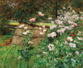 Pintura a óleo de um campo de papoulas brancas e rosadas, com folhagens verdes e um muro de feno ao fundo, sob árvores escuras. Estilo impressionista com pinceladas visíveis.