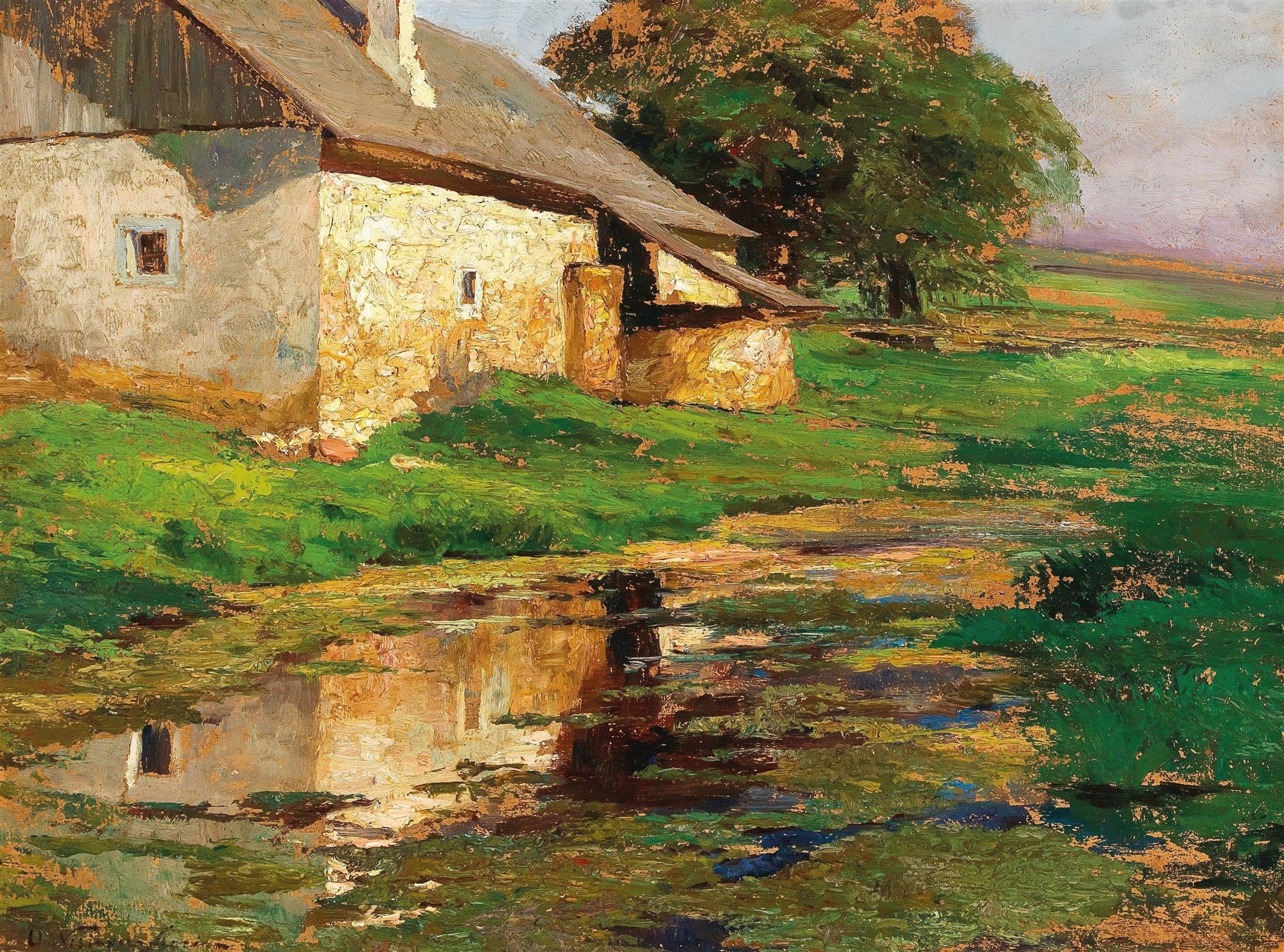 Pintura a óleo de Olga Wisinger-Florian retratando uma casa rústica de paredes claras e telhado escuro, refletida em um lago ou riacho, cercada por grama verde vibrante e árvores frondosas sob um céu claro. A luz do sol incide na casa e na água.