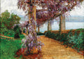 Pintura a óleo de Olga Wisinger-Florian retratando uma pérgola florida com glicínias roxas e um caminho de terra, com o mar azul e montanhas ao fundo sob um céu claro.