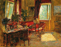 Quadro decorativo mostrando um interior de sala iluminado pela luz do sol que entra por duas janelas, com móveis de madeira escura e estofados vermelhos vibrantes, plantas e detalhes artísticos. A técnica de pinceladas visíveis é proeminente.