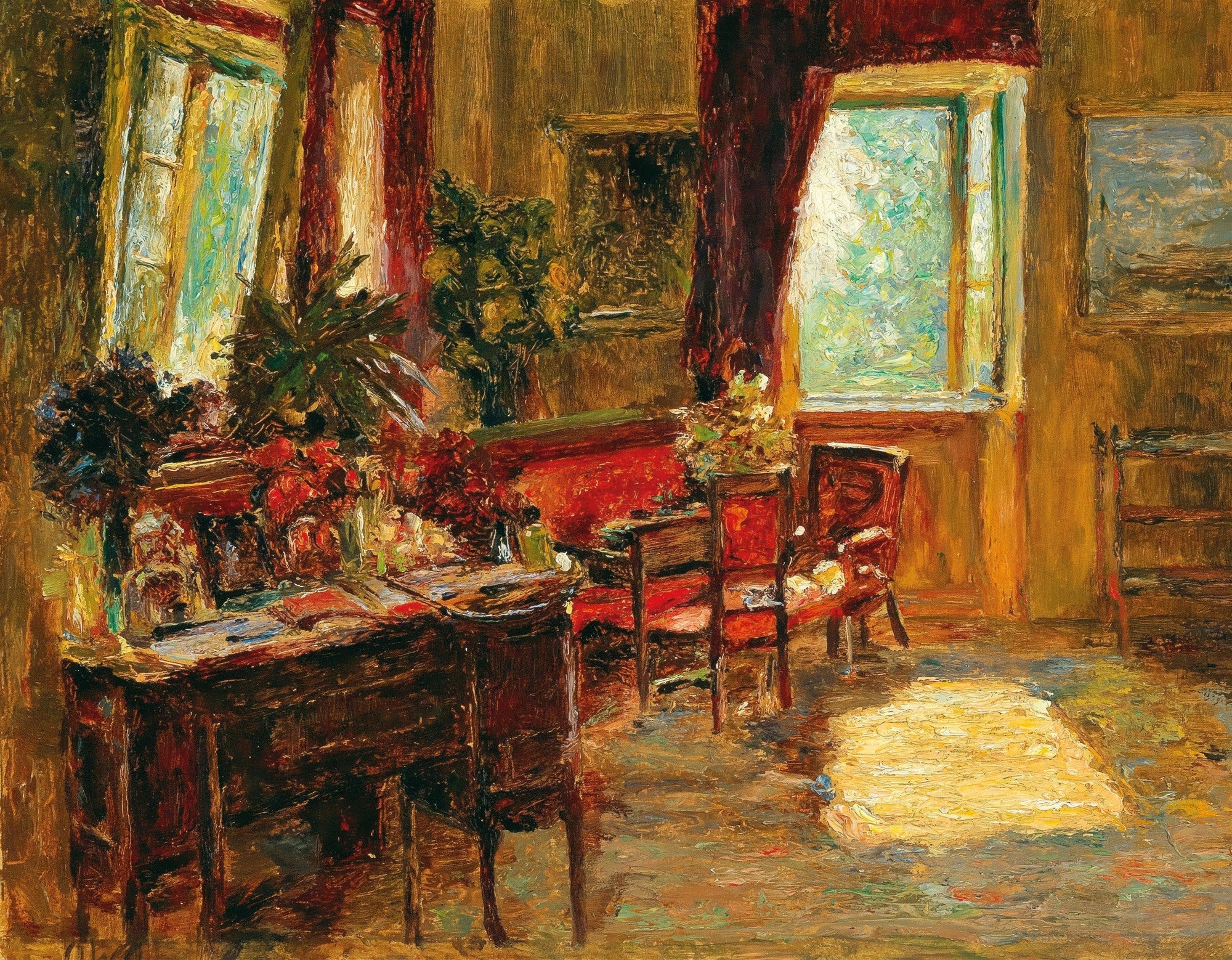 Quadro decorativo mostrando um interior de sala iluminado pela luz do sol que entra por duas janelas, com móveis de madeira escura e estofados vermelhos vibrantes, plantas e detalhes artísticos. A técnica de pinceladas visíveis é proeminente.
