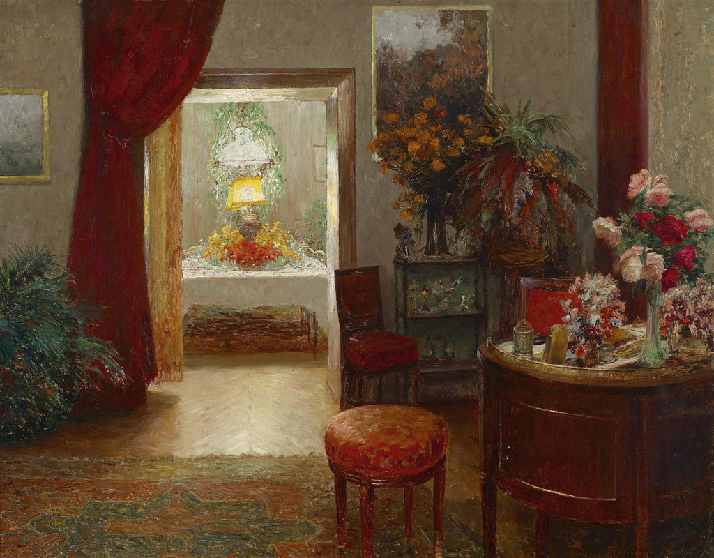 Pintura a óleo de um interior luxuoso com um arranjo floral exuberante em primeiro plano, uma mesa redonda de madeira escura e um pufe vermelho. Ao fundo, uma porta aberta revela outro cômodo iluminado por uma luminária e mais flores.