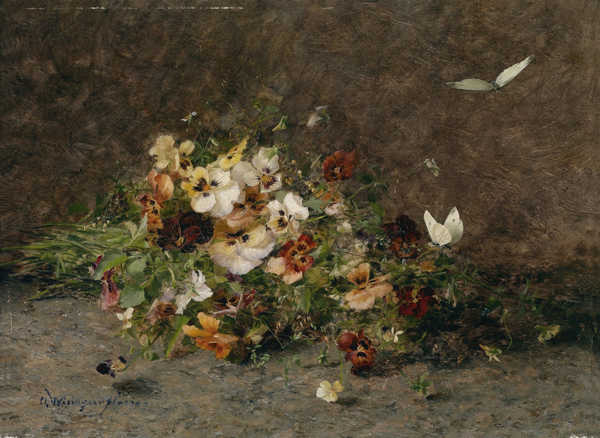 Quadro decorativo de Olga Wisinger-Florian, intitulado Pansies, mostrando um buquê de flores amor-perfeito em tons de branco, amarelo, roxo e marrom, com duas borboletas brancas voando sobre as flores. O fundo é escuro e texturizado, e as flores estão sobre uma superfície terrosa.