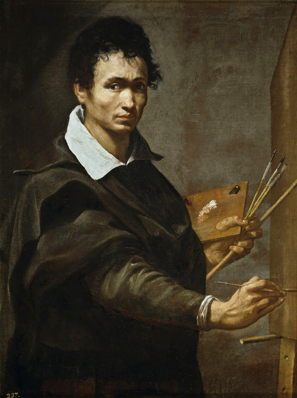 Autorretrato de Orazio Borgianni, um homem jovem de cabelo escuro encaracolado, vestindo uma capa escura e gola branca, segurando uma paleta e pincéis, pintando em uma tela invisível. A iluminação dramática destaca seu rosto e mãos.