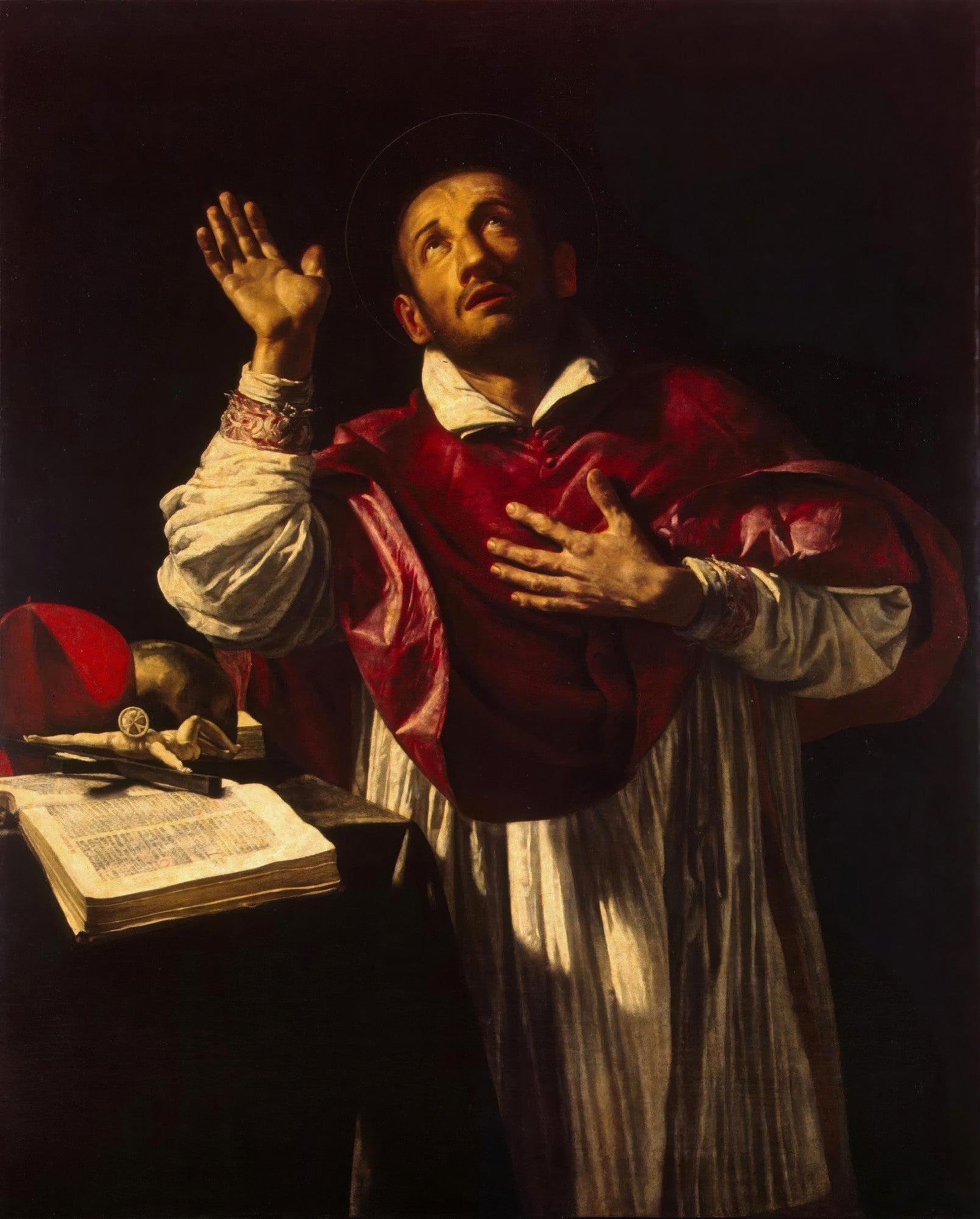 Pintura barroca de São Carlos Borromeu olhando para cima com as mãos levantadas, vestindo trajes clericais vermelhos e brancos, com um halo sutil, sobre um fundo escuro. Um livro e objetos religiosos estão em uma mesa ao lado.