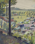 Uma pintura de paisagem alpina de Oskar Laske, mostrando um vilarejo com casas de telhados vermelhos aninhadas em um vale verde, visto através de árvores altas e escuras em primeiro plano. O céu é claro e as colinas distantes são cobertas por folhagens.