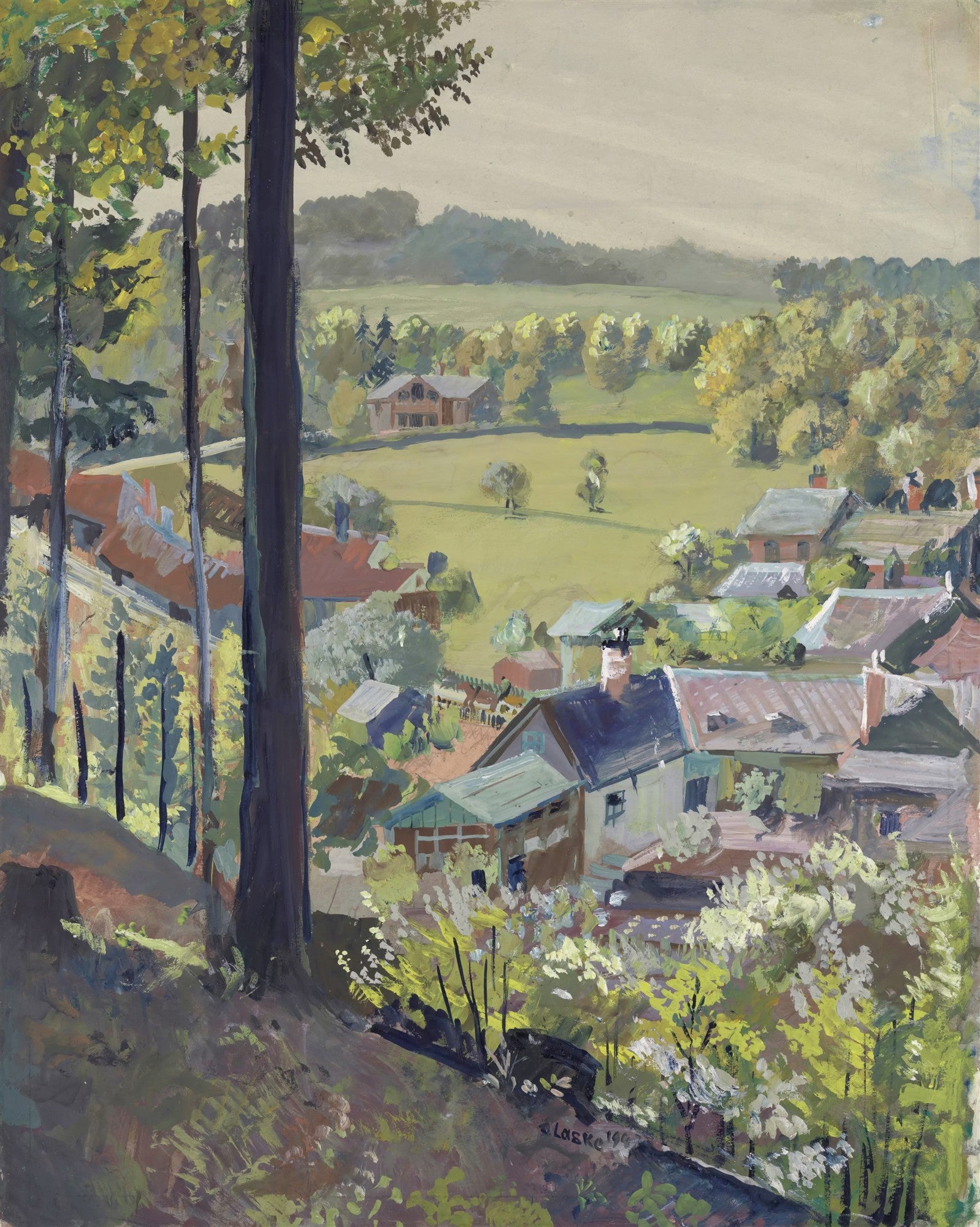 Uma pintura de paisagem alpina de Oskar Laske, mostrando um vilarejo com casas de telhados vermelhos aninhadas em um vale verde, visto através de árvores altas e escuras em primeiro plano. O céu é claro e as colinas distantes são cobertas por folhagens.