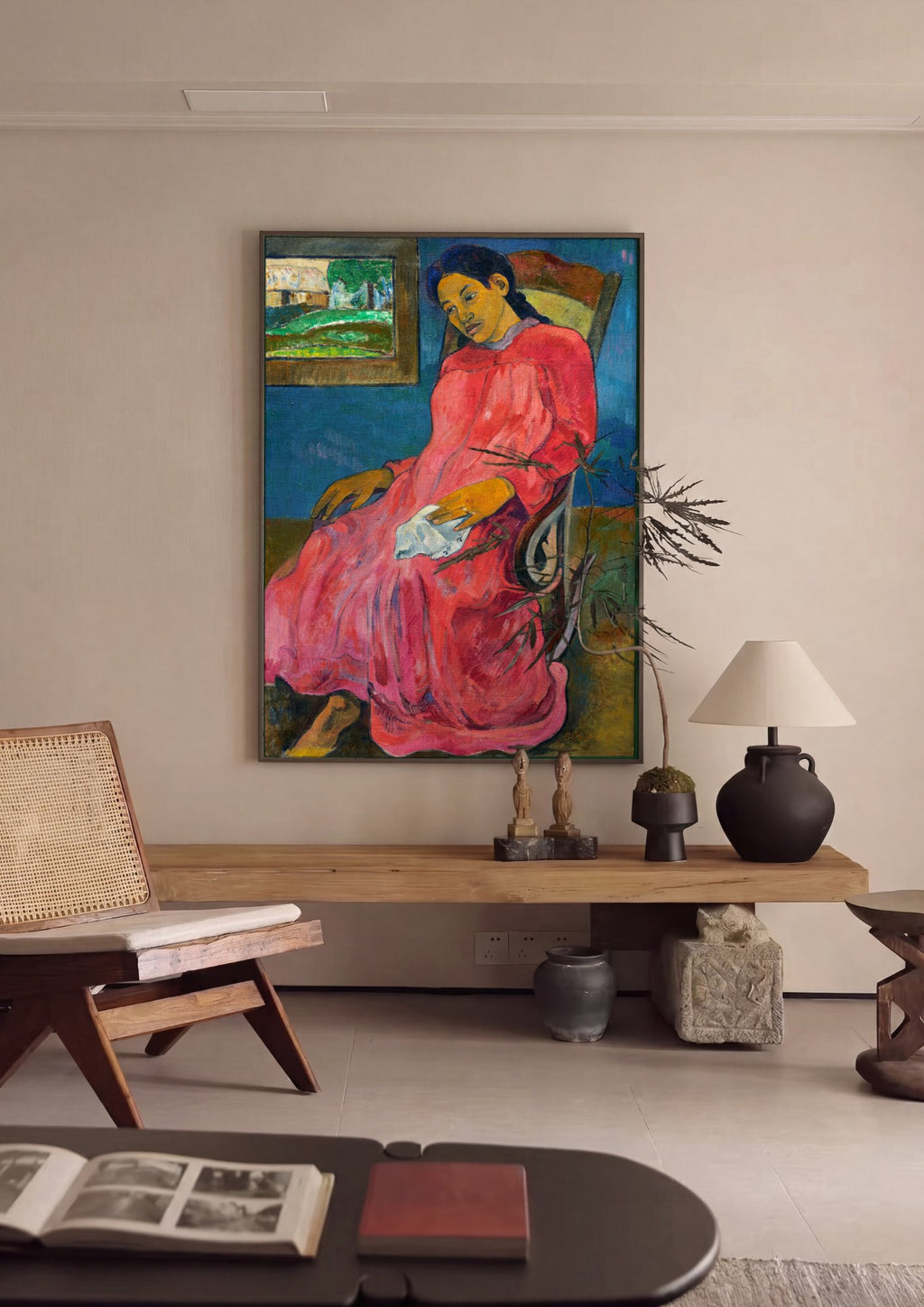 Quadro Decorativo A Mulher de Gauguin - Paul Gauguin em ambiente decorado