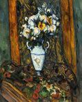 Quadro decorativo com a pintura "Vaso de Flores" de Paul Cézanne, apresentando um arranjo floral vibrante em tons de branco, amarelo e verde em um vaso branco sobre uma mesa com toalha estampada e fundo em tons de laranja e verde escuro.