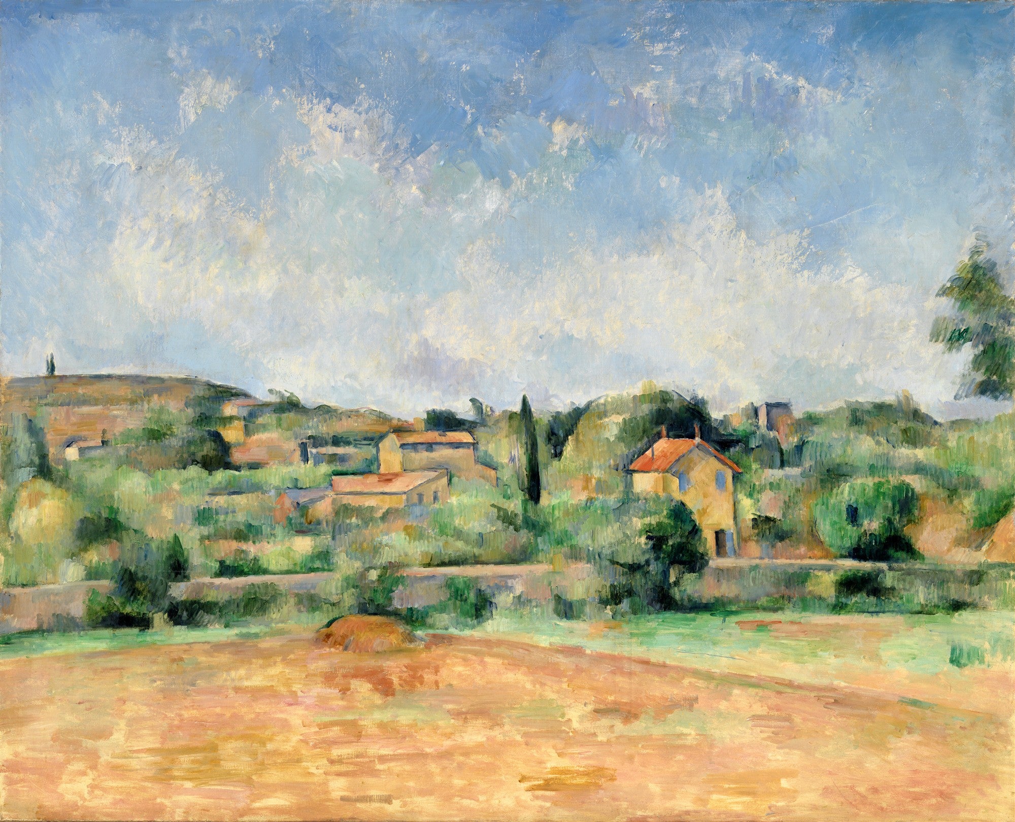 Pintura de Paul Cézanne mostrando uma paisagem provençal com casas de telhado laranja, colinas verdes e um campo em tons terrosos sob um céu azul claro com nuvens brancas.
