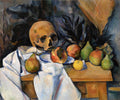 Quadro decorativo com natureza-morta de Paul Cézanne, apresentando um crânio humano, peras e maçãs sobre um tecido branco e uma mesa de madeira.