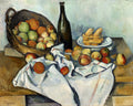 Quadro decorativo com natureza-morta de Paul Cézanne, mostrando um cesto de maçãs, uma garrafa e biscoitos sobre uma mesa, com tecido branco.