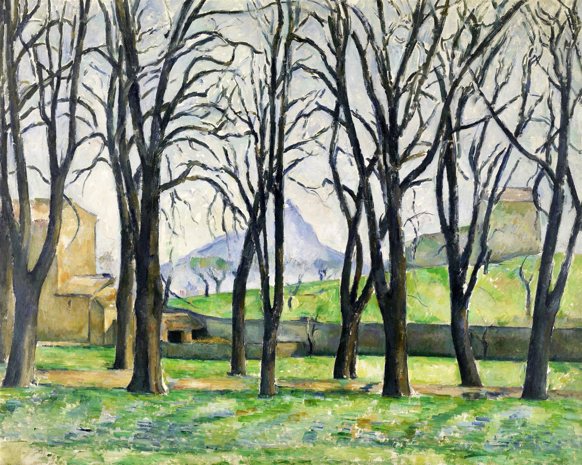 Quadro decorativo com pintura de Paul Cézanne, 'Árvores e Casas', mostrando troncos escuros e copas despidas em primeiro plano, com casas e uma montanha clara ao fundo, sob um céu cinzento.