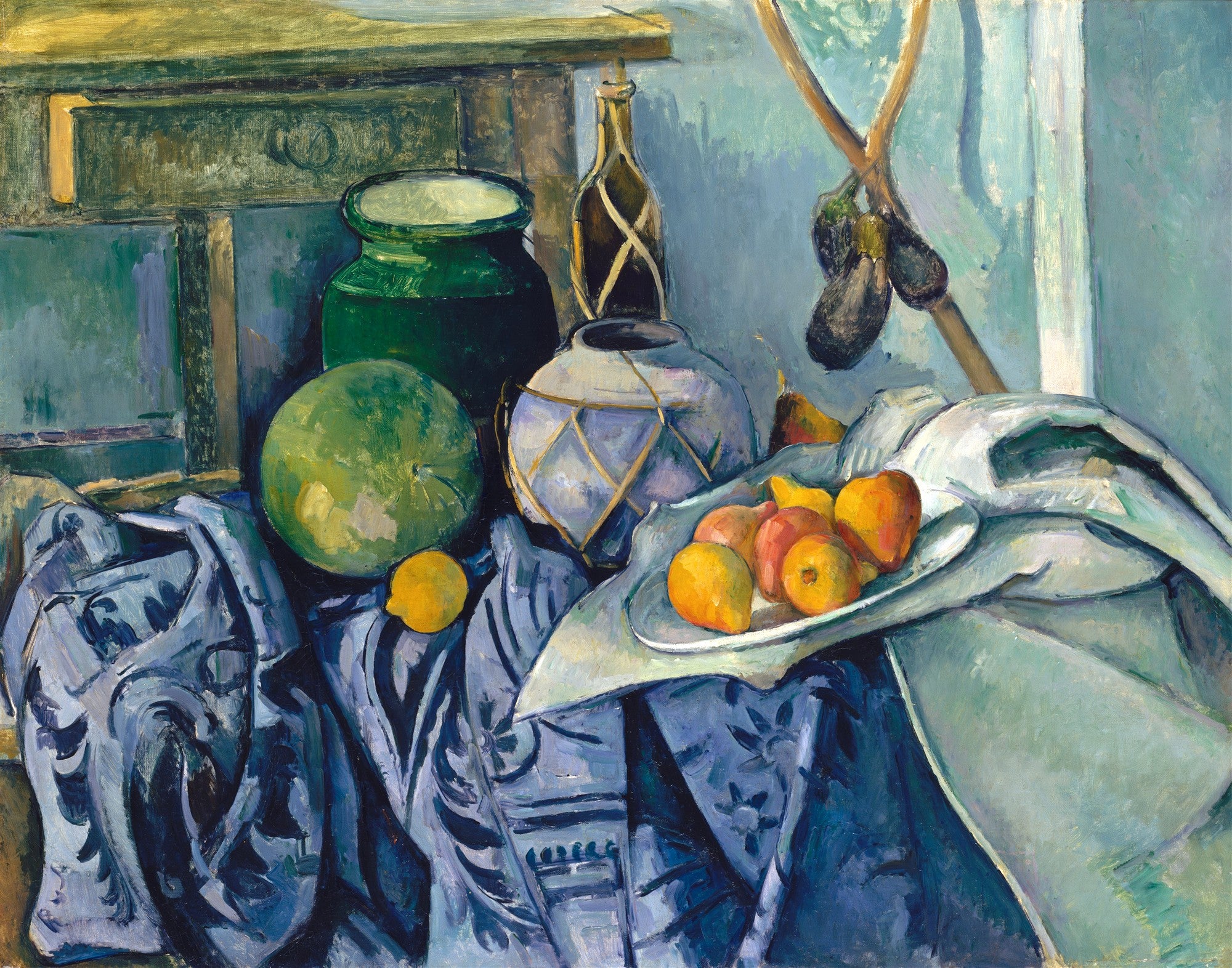 Quadro decorativo 'Natureza-Morta com Melancia e Peras' de Paul Cézanne, apresentando frutas sobre uma mesa com um pano azul e objetos de cerâmica