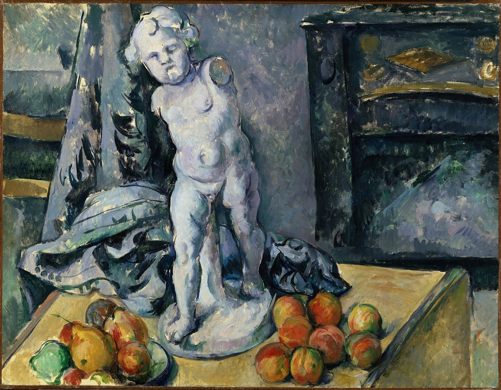 Pintura a óleo de Paul Cézanne, 'Natureza-Morta com Cupido de Gesso', mostrando um busto de cupido branco ao centro com frutas como maçãs e peras em um prato e espalhadas sobre uma mesa de madeira. O fundo apresenta tons de azul e cinza escuro, com um móvel escuro à direita. A paleta de cores é predominantemente azul, verde e ocre.