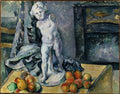 Pintura a óleo de Paul Cézanne, 'Natureza-Morta com Cupido de Gesso', mostrando um busto de cupido branco ao centro com frutas como maçãs e peras em um prato e espalhadas sobre uma mesa de madeira. O fundo apresenta tons de azul e cinza escuro, com um móvel escuro à direita. A paleta de cores é predominantemente azul, verde e ocre.