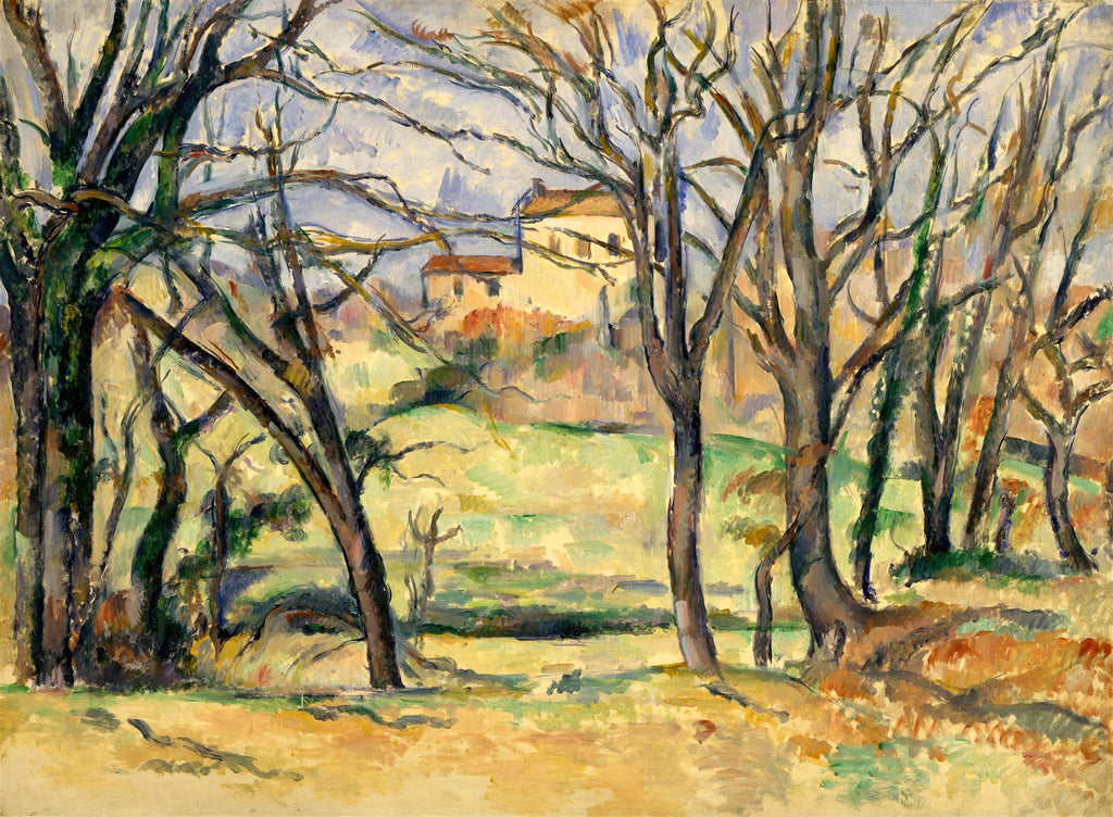 Uma paisagem pintada por Paul Cézanne, com árvores de troncos escuros e ramos finos em primeiro plano, uma colina verde e uma casa amarela ao fundo, sob um céu azul claro.