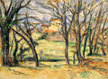 Uma paisagem pintada por Paul Cézanne, com árvores de troncos escuros e ramos finos em primeiro plano, uma colina verde e uma casa amarela ao fundo, sob um céu azul claro.