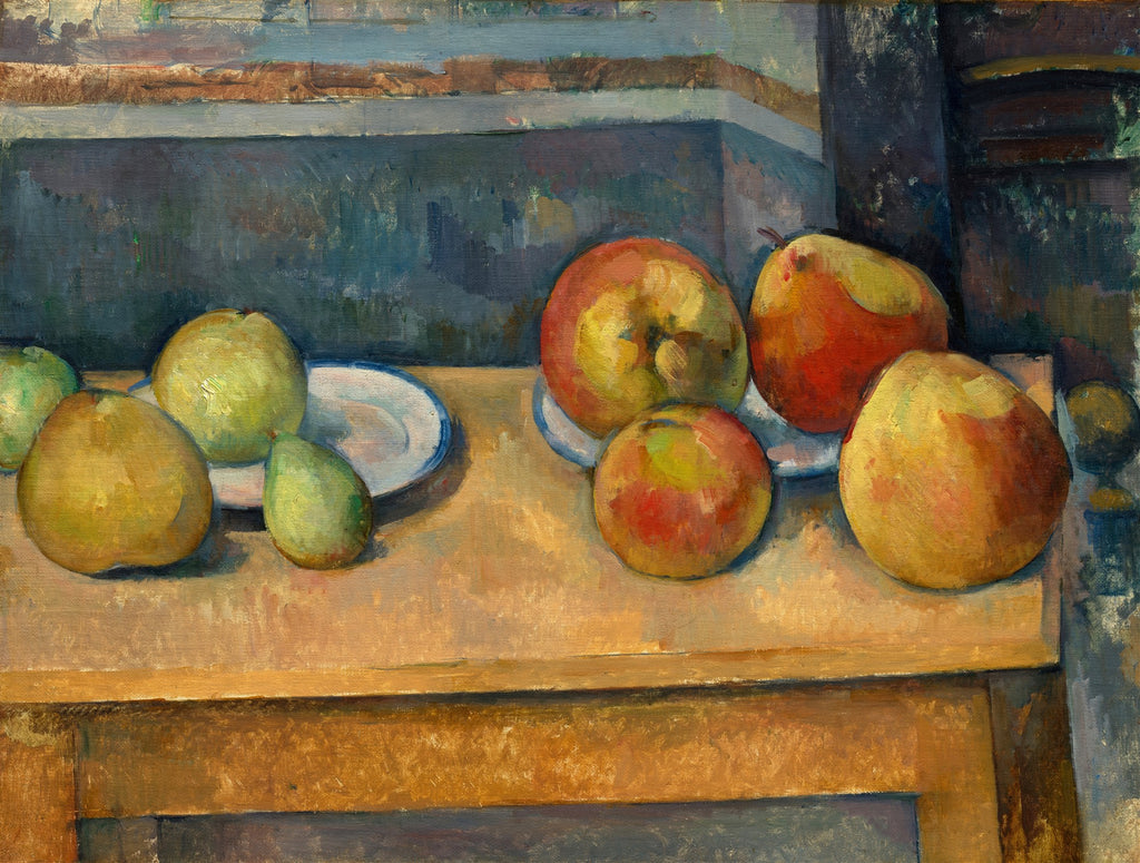 Uma pintura a óleo de Paul Cézanne, 'Natureza-Morta com Maçãs e Peras', mostrando frutas vibrantes em tons de vermelho, amarelo e verde dispostas sobre uma mesa de madeira. Duas maçãs e uma pera estão em um prato branco com borda azul à esquerda, enquanto outras frutas estão espalhadas na superfície da mesa, algumas em outros pratos. O fundo é escuro e abstrato, com tons de azul e marrom.