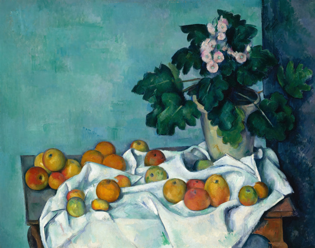 Quadro decorativo mostrando uma natureza-morta de Paul Cézanne com maçãs, laranjas e um vaso de gerânios sobre um pano branco e uma mesa de madeira escura, com fundo em tons de azul-esverdeado.