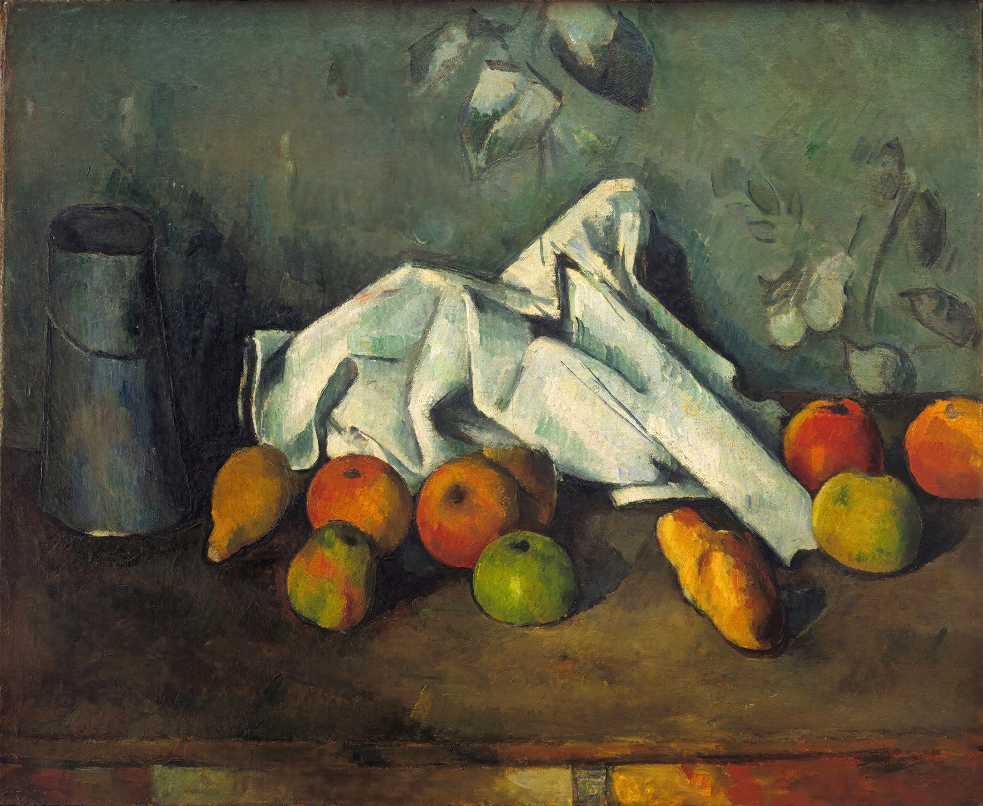 Quadro decorativo de natureza-morta de Paul Cézanne, com maçãs e pêras em tons de vermelho, verde e amarelo, um jarro azul-acinzentado e um pano branco amassado sobre uma superfície marrom escura, com um fundo verde-acinzentado e folhas estilizadas.