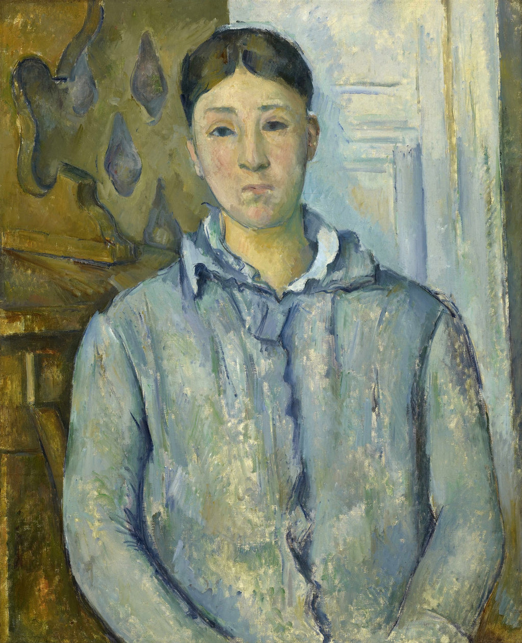 Retrato de mulher com vestes azuis, sentada, com fundo em tons de ocre e verde, obra de Paul Cézanne, com pinceladas que sugerem forma e volume.