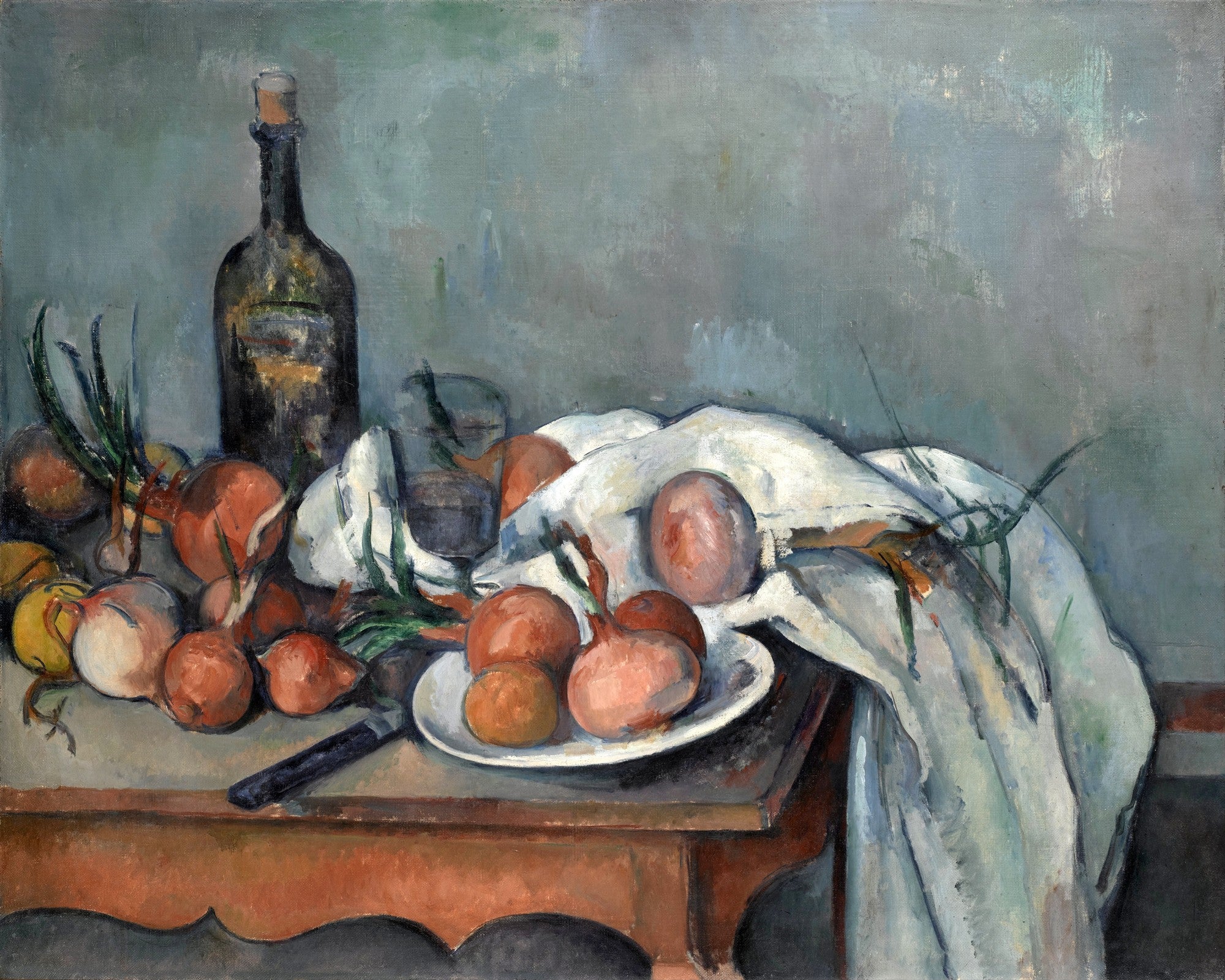 Quadro decorativo com a pintura "Natureza-Morta com Cebolas" de Paul Cézanne, representando cebolas, uma garrafa e um tecido sobre uma mesa.