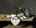 Uma pintura de natureza-morta de Paul Cézanne, mostrando um pote de gengibre verde, uma jarra de estanho, frutas e um tecido branco sobre uma mesa de madeira escura.